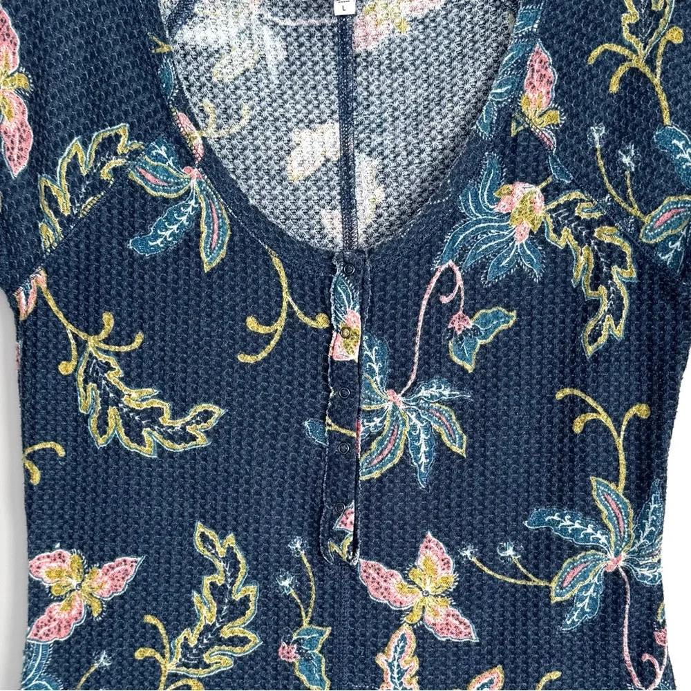 William Rast Blue Geneva Henley Top Floral Women’s Size Large - Picture 5 of 13